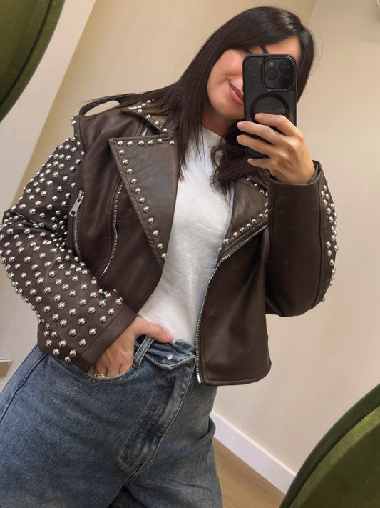 Giubbino ecopelle Crop marrone con borchie